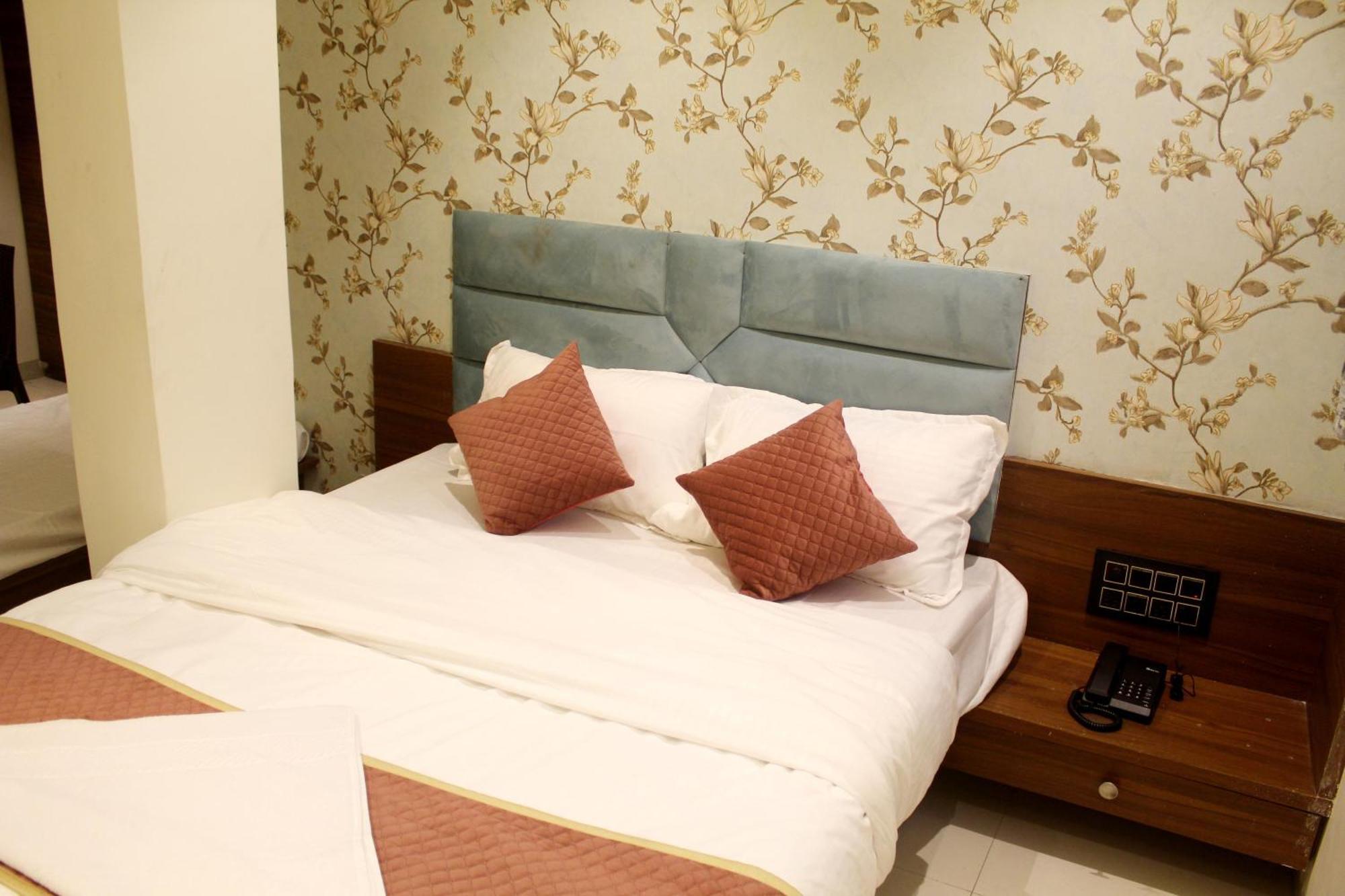 Hotel India Gate Narhe, Пуна Экстерьер фото