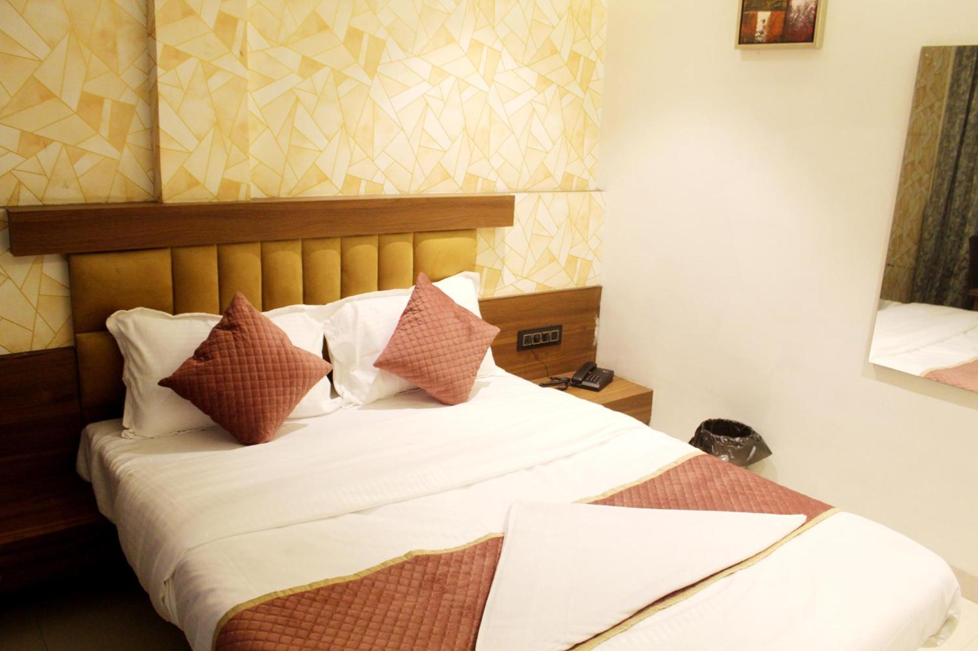 Hotel India Gate Narhe, Пуна Экстерьер фото